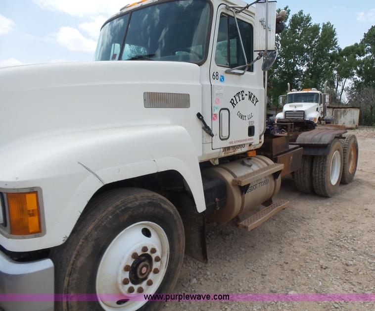 image for item K3174 1994 Mack CH613 semi truck