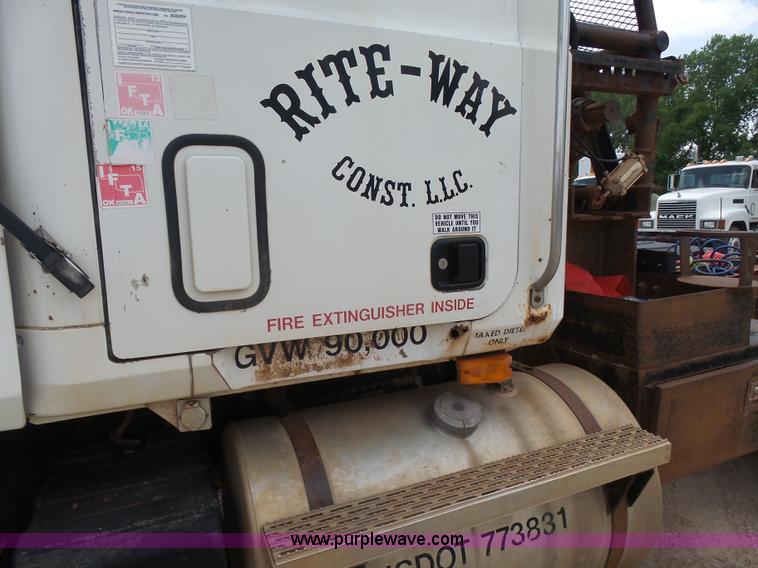 image for item K3174 1994 Mack CH613 semi truck