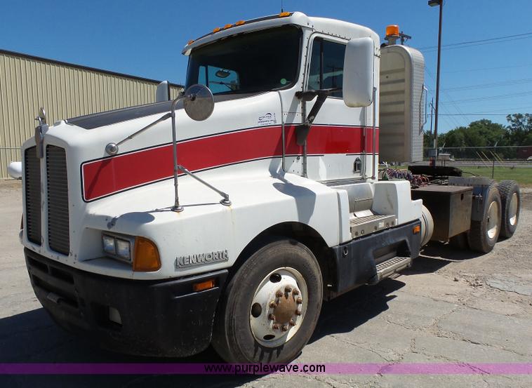 image for item K4705 1995 Kenworth T600B semi truck