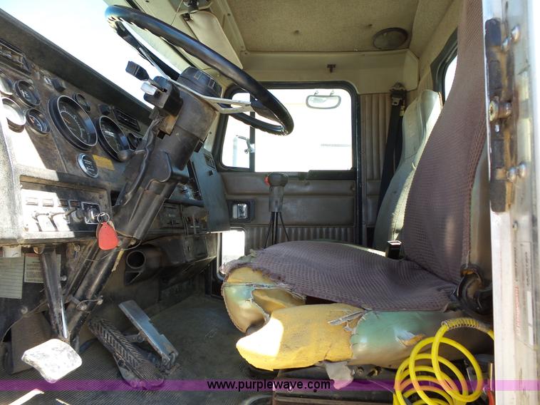 image for item K4705 1995 Kenworth T600B semi truck