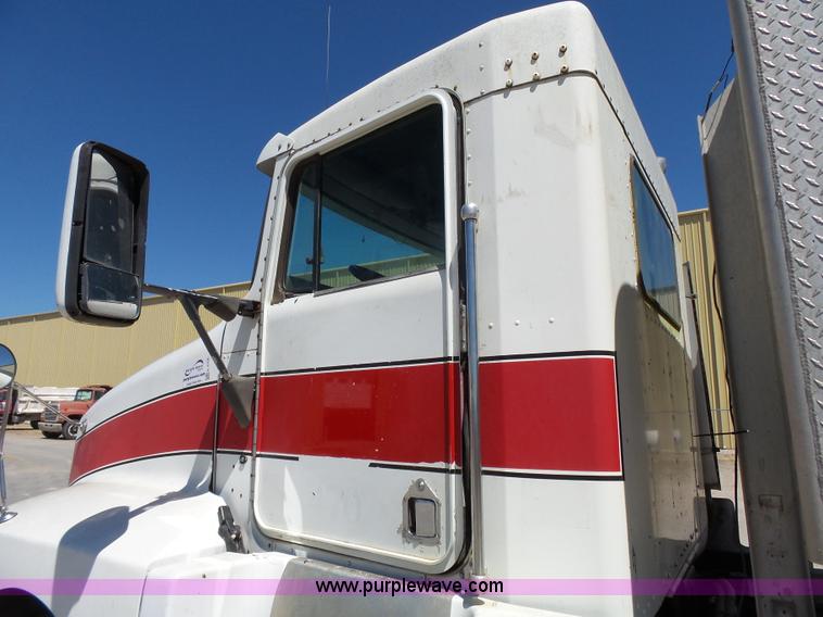 image for item K4705 1995 Kenworth T600B semi truck
