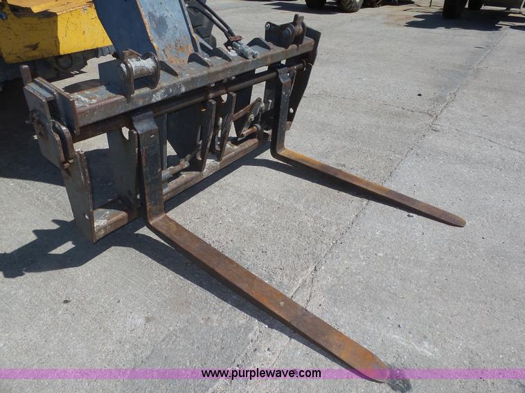 image for item K8404 2000 New Holland LM850 telehandler