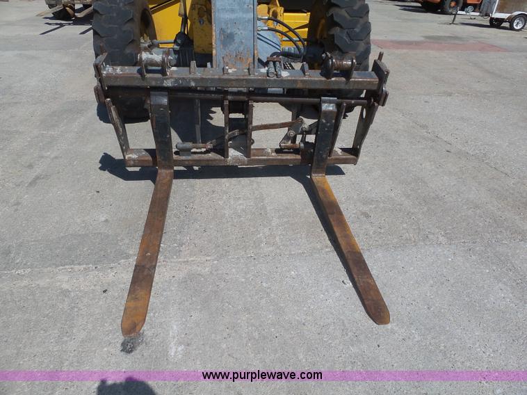 image for item K8404 2000 New Holland LM850 telehandler