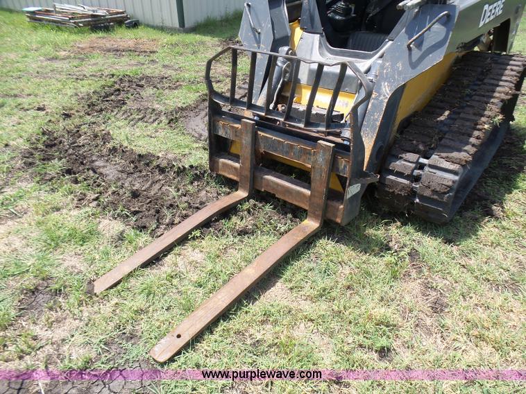 image for item L1579 2010 John Deere 333D skid steer