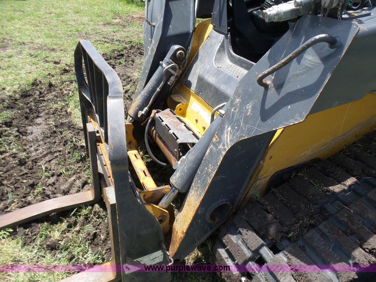 image for item L1579 2010 John Deere 333D skid steer