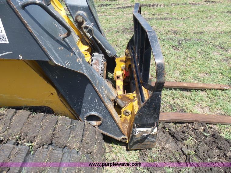 image for item L1579 2010 John Deere 333D skid steer