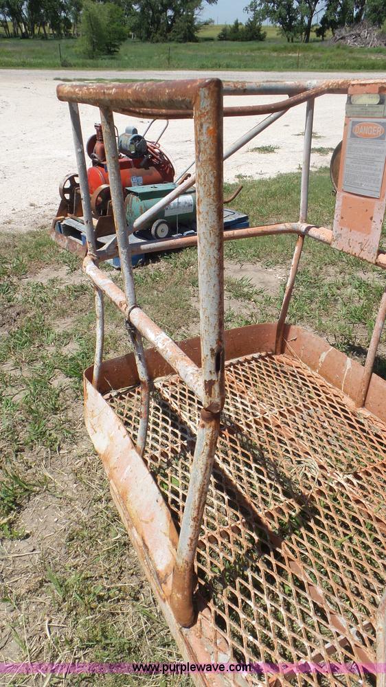 image for item L2006 JLG 60HA boom lift