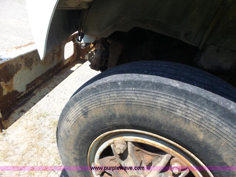 image for item L6206 1993 Ford F800 bucket truck