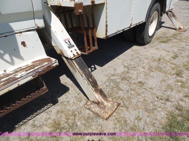 image for item L6206 1993 Ford F800 bucket truck