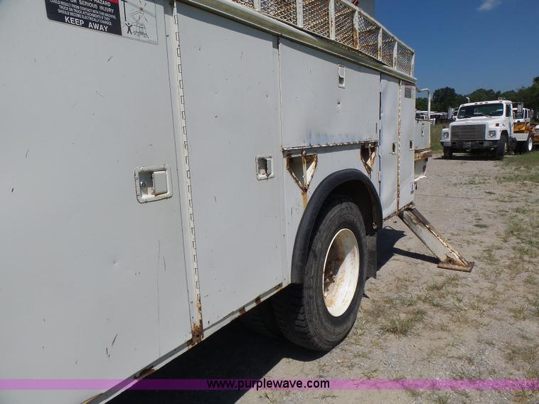 image for item L6206 1993 Ford F800 bucket truck