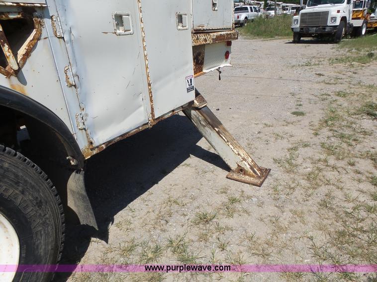 image for item L6206 1993 Ford F800 bucket truck