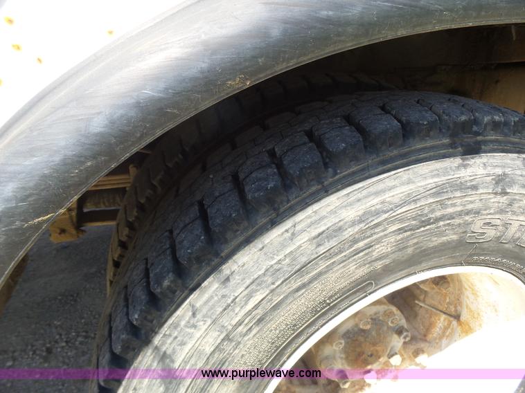 image for item L6206 1993 Ford F800 bucket truck