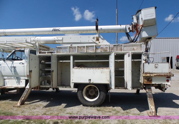 image for item L6206 1993 Ford F800 bucket truck