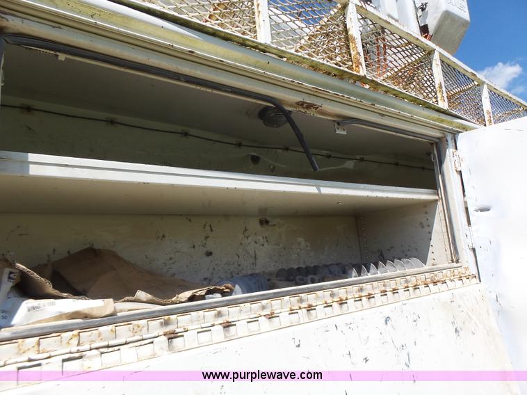 image for item L6206 1993 Ford F800 bucket truck