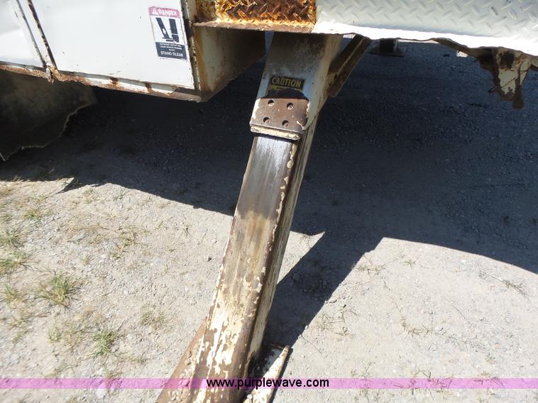 image for item L6206 1993 Ford F800 bucket truck