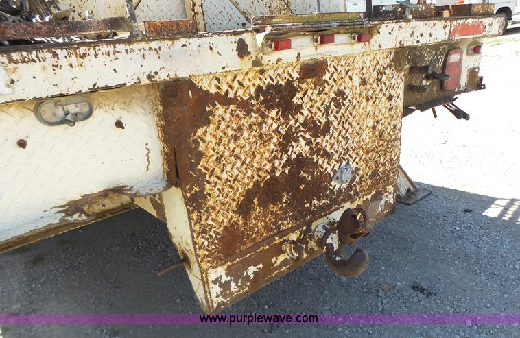 image for item L6206 1993 Ford F800 bucket truck