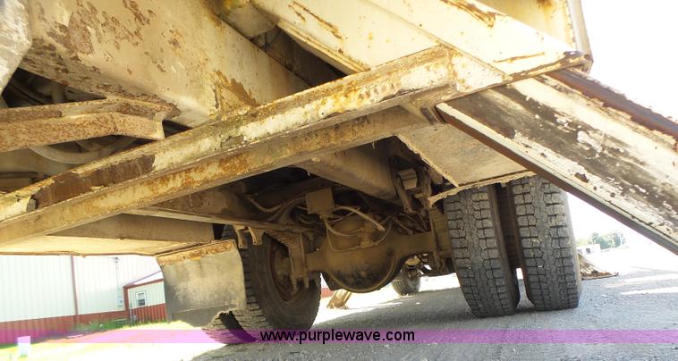 image for item L6206 1993 Ford F800 bucket truck