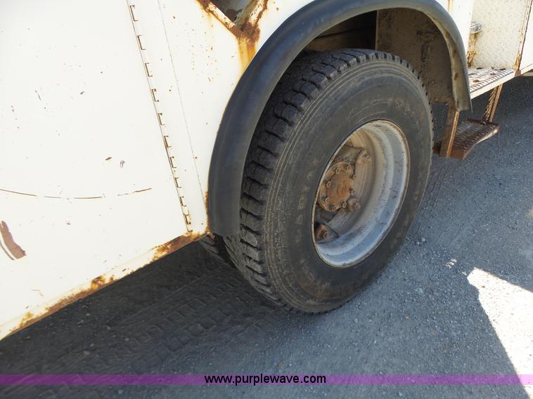 image for item L6206 1993 Ford F800 bucket truck