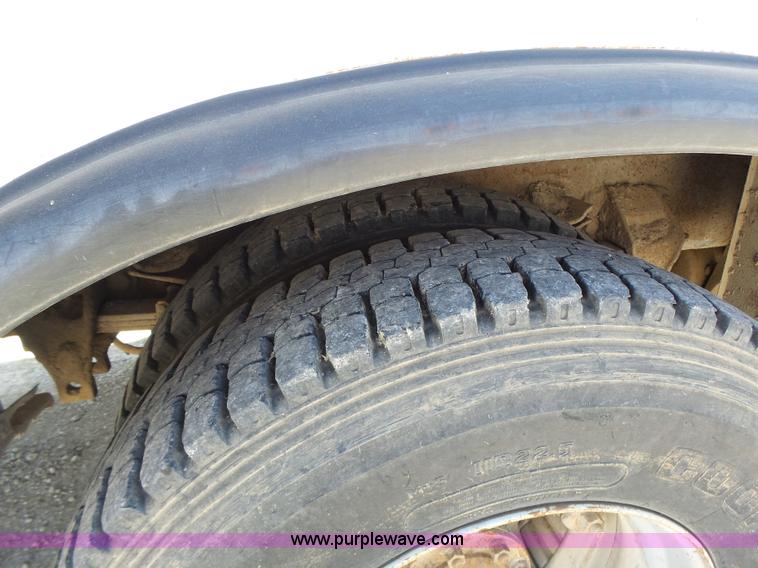 image for item L6206 1993 Ford F800 bucket truck