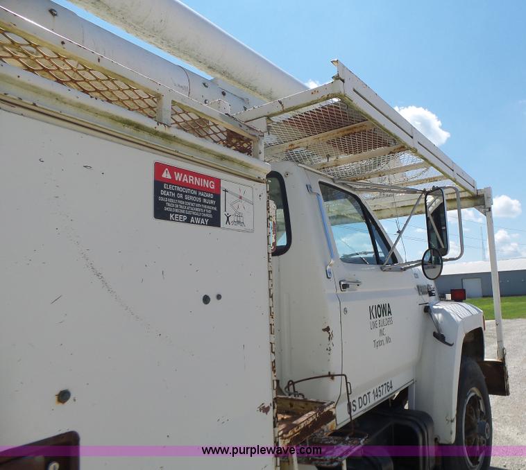 image for item L6206 1993 Ford F800 bucket truck