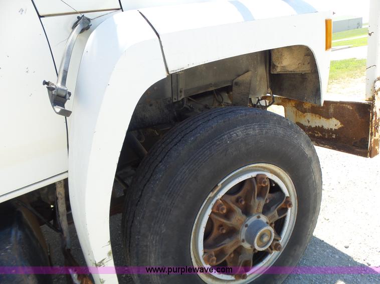 image for item L6206 1993 Ford F800 bucket truck