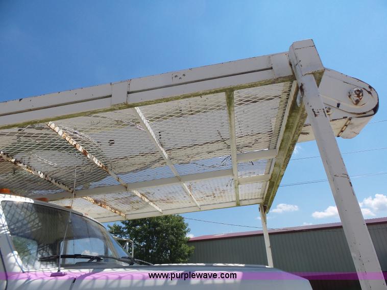 image for item L6206 1993 Ford F800 bucket truck