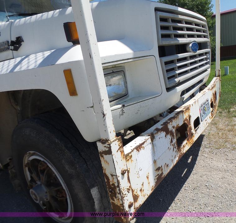 image for item L6206 1993 Ford F800 bucket truck