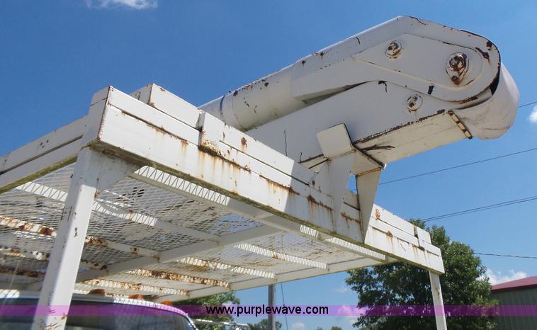 image for item L6206 1993 Ford F800 bucket truck