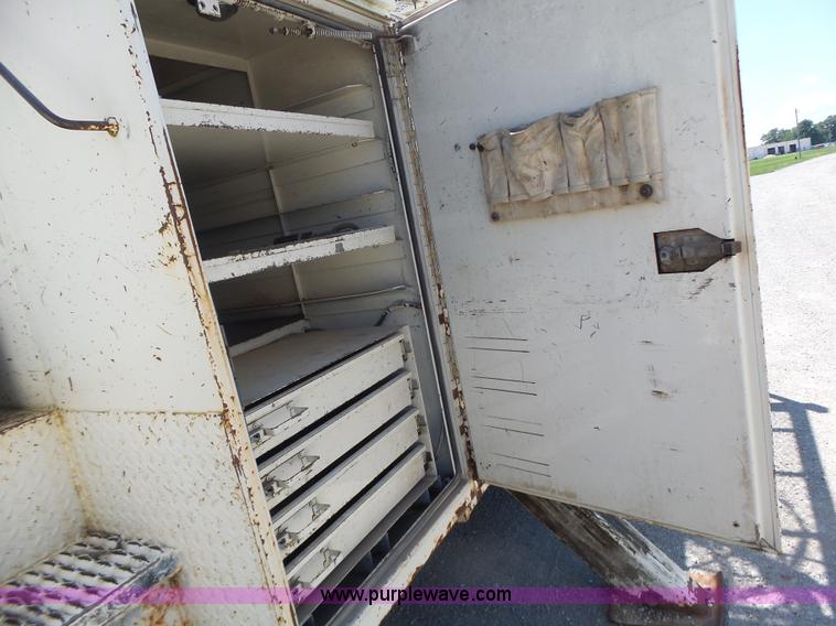 image for item L6206 1993 Ford F800 bucket truck