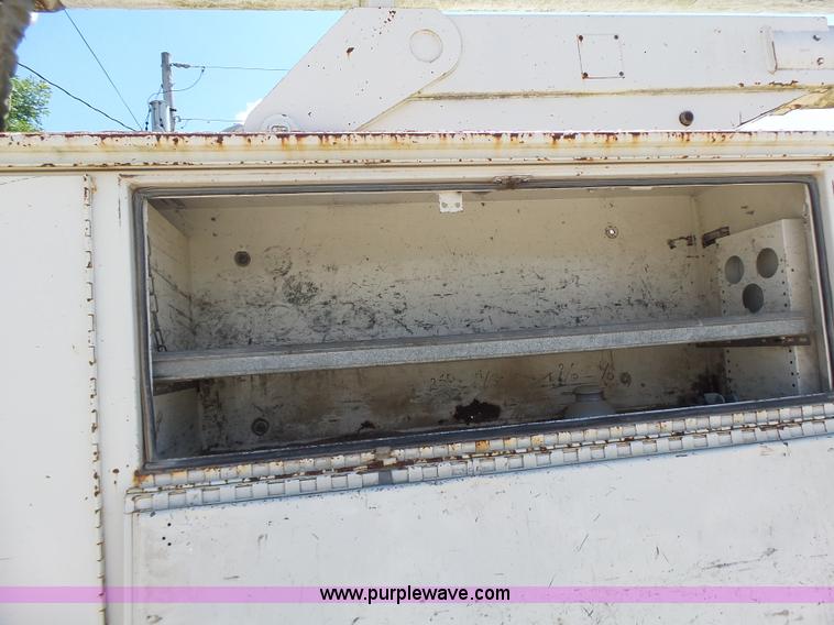 image for item L6206 1993 Ford F800 bucket truck