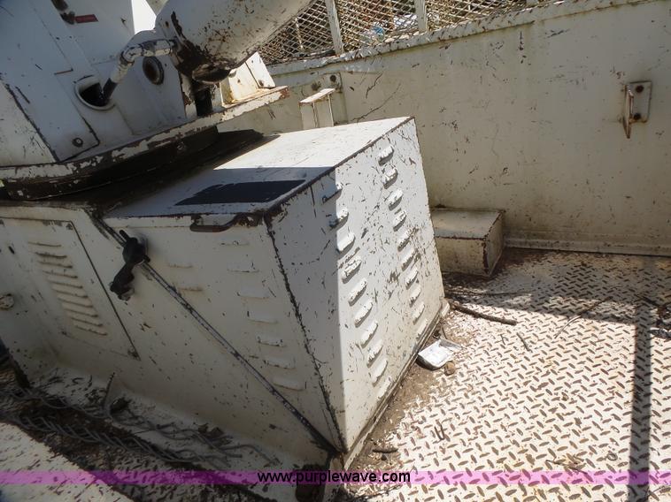 image for item L6206 1993 Ford F800 bucket truck