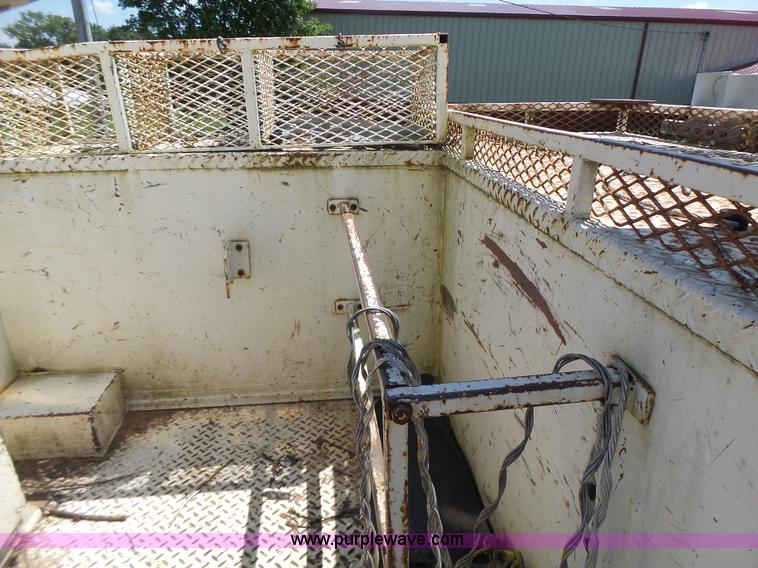 image for item L6206 1993 Ford F800 bucket truck