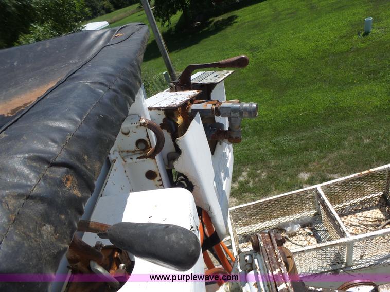 image for item L6206 1993 Ford F800 bucket truck