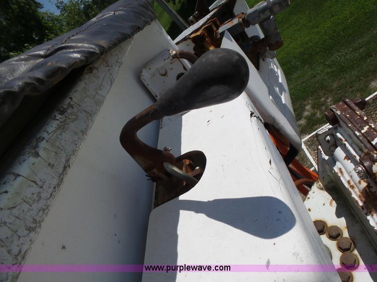 image for item L6206 1993 Ford F800 bucket truck