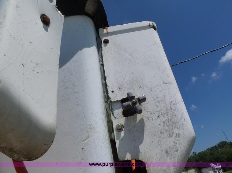 image for item L6206 1993 Ford F800 bucket truck