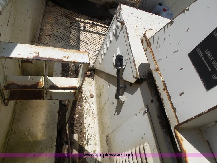 image for item L6206 1993 Ford F800 bucket truck