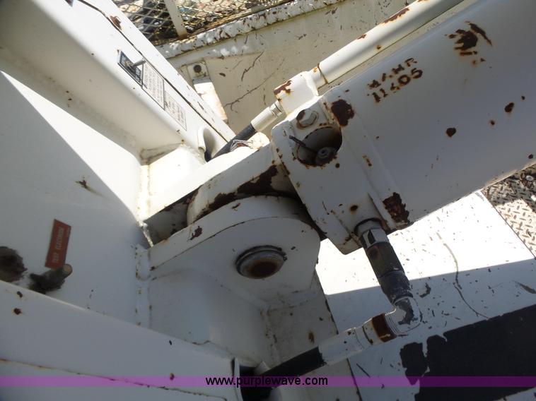 image for item L6206 1993 Ford F800 bucket truck