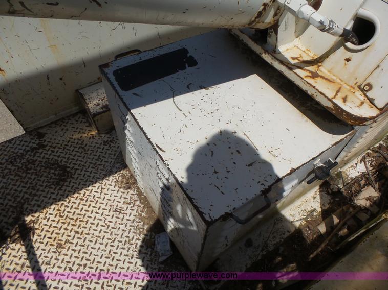 image for item L6206 1993 Ford F800 bucket truck