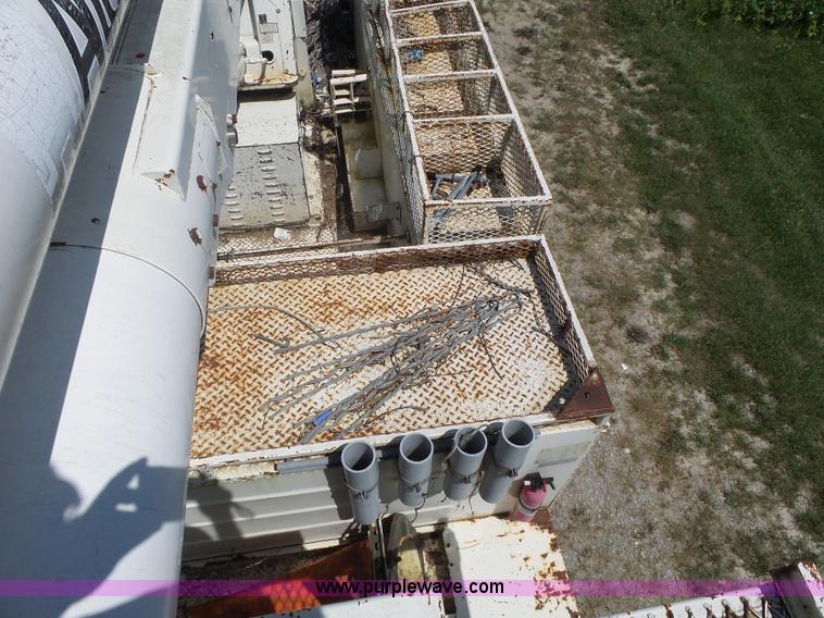 image for item L6206 1993 Ford F800 bucket truck