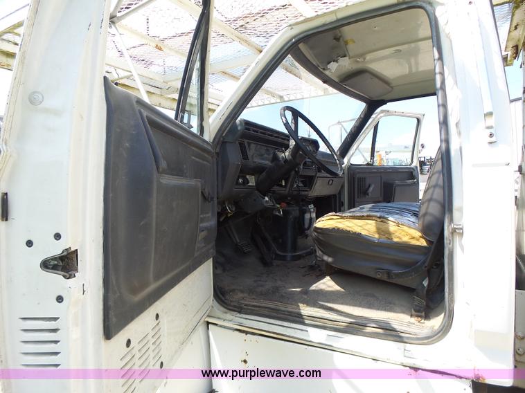 image for item L6206 1993 Ford F800 bucket truck