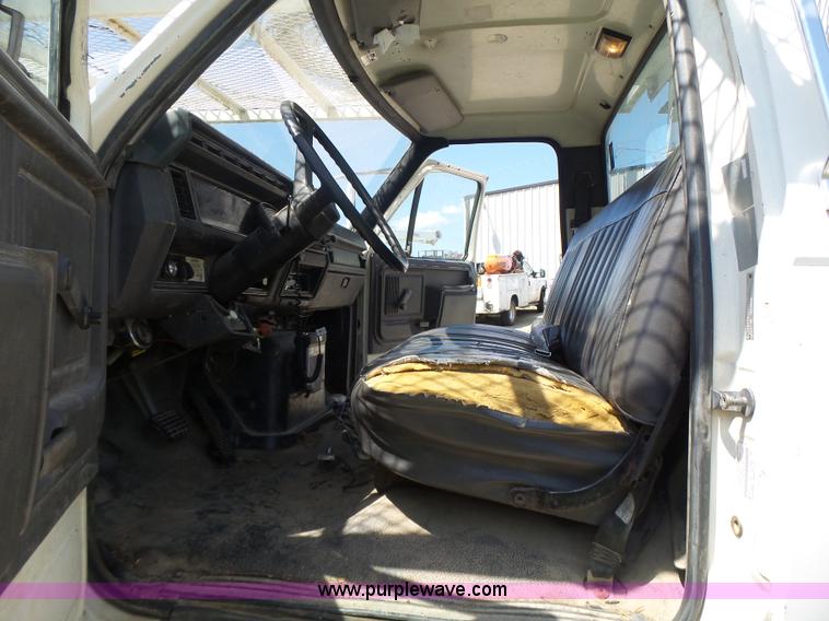 image for item L6206 1993 Ford F800 bucket truck