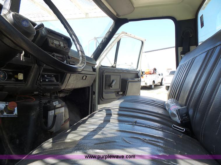 image for item L6206 1993 Ford F800 bucket truck