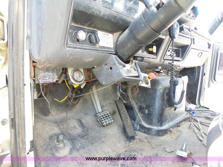 image for item L6206 1993 Ford F800 bucket truck