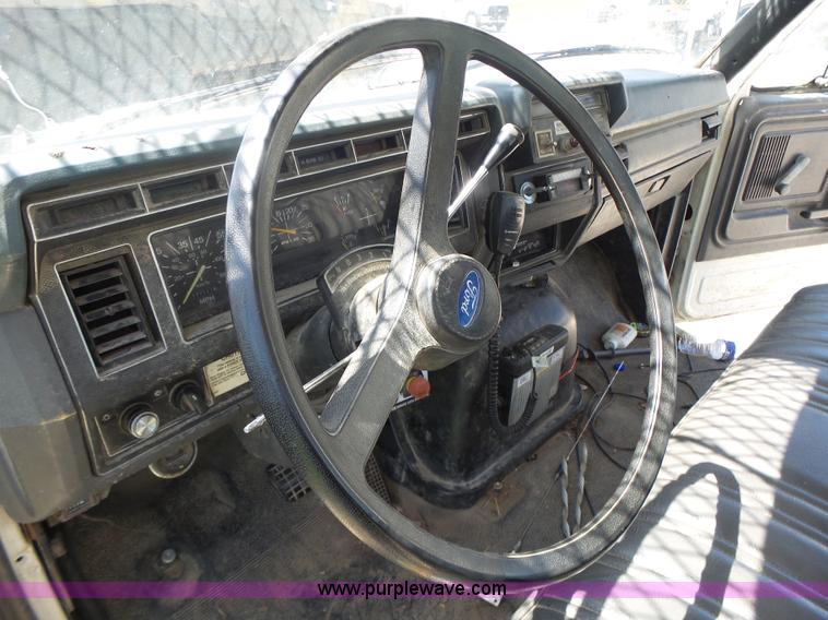 image for item L6206 1993 Ford F800 bucket truck