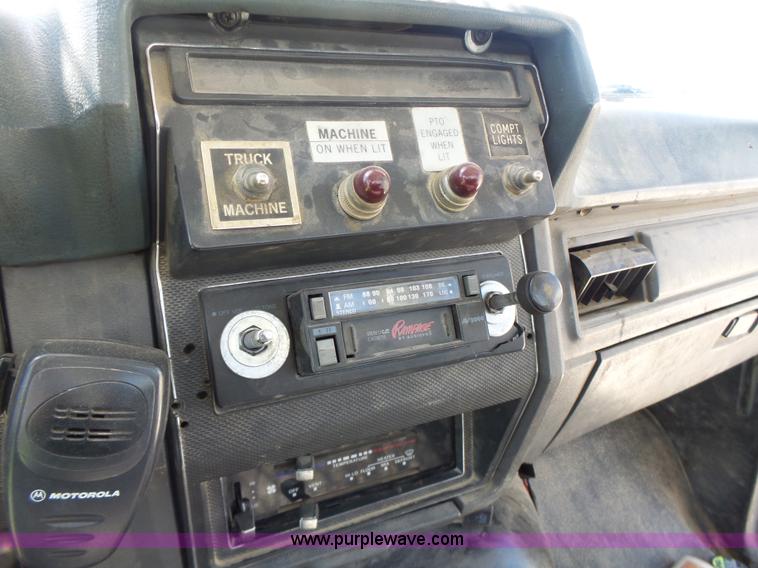 image for item L6206 1993 Ford F800 bucket truck