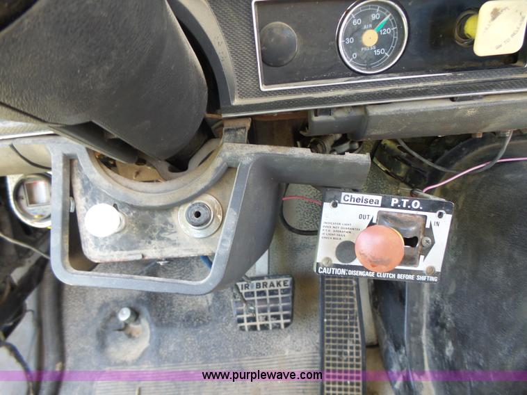 image for item L6206 1993 Ford F800 bucket truck