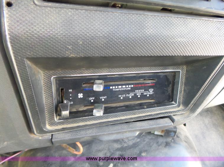 image for item L6206 1993 Ford F800 bucket truck