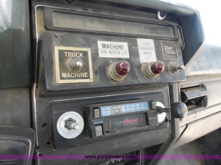 image for item L6206 1993 Ford F800 bucket truck