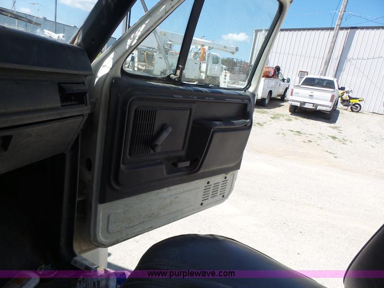 image for item L6206 1993 Ford F800 bucket truck