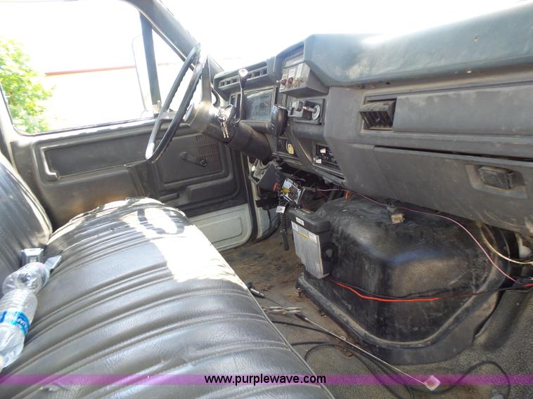 image for item L6206 1993 Ford F800 bucket truck